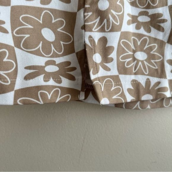 Love on a Hanger • Mod Floral Mini Skirt - Picture 2 of 7